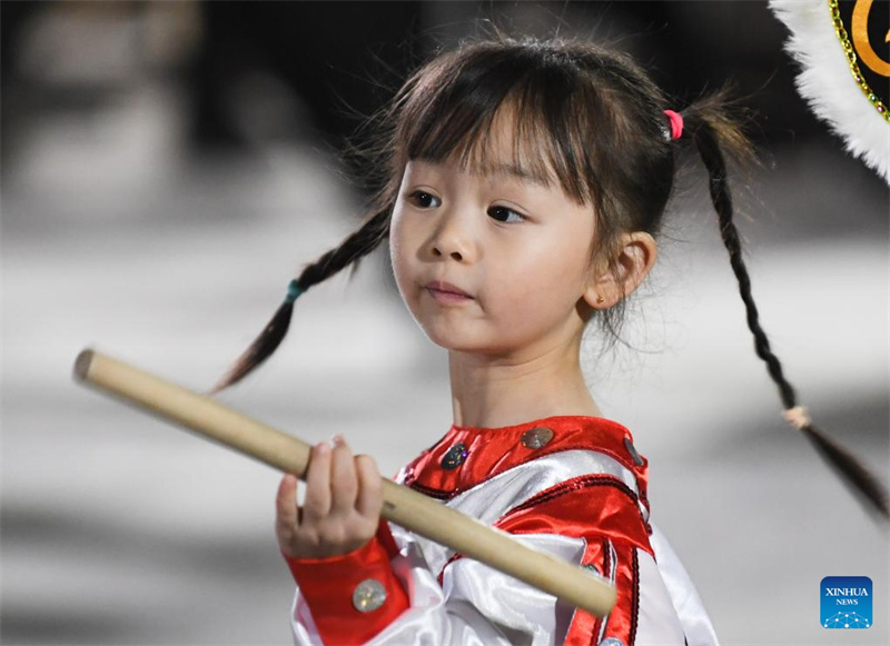 Menina de 5 anos pratica dan?a Yingge em Guangdong