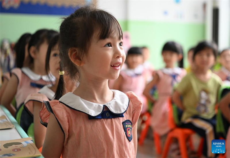 Menina de 5 anos pratica dan?a Yingge em Guangdong
