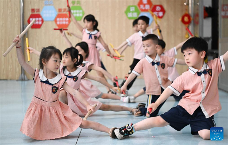 Menina de 5 anos pratica dan?a Yingge em Guangdong