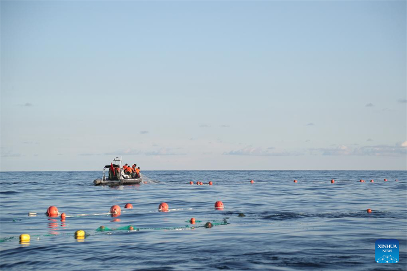 Tripula??o da marinha filipina em navio encalhado ilegalmente destrói redes de pesca chinesas