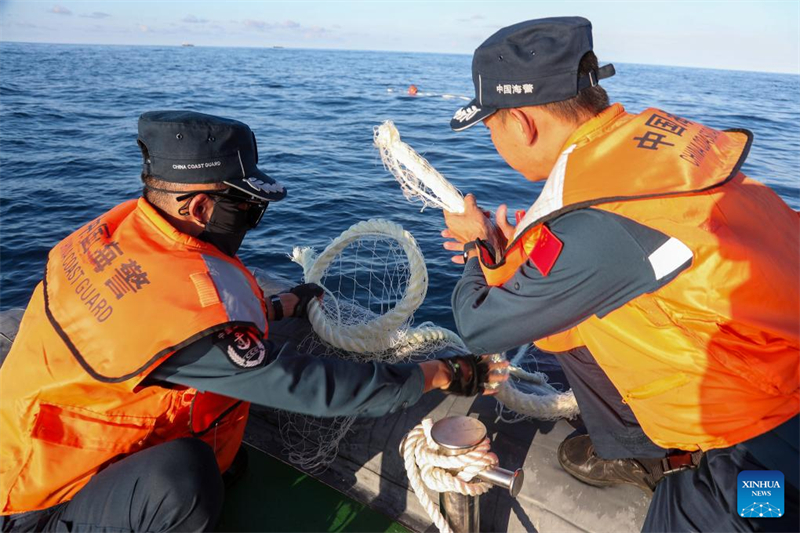 Tripula??o da marinha filipina em navio encalhado ilegalmente destrói redes de pesca chinesas