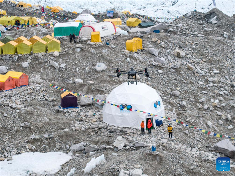 DJI faz 1o teste bem-sucedido no mundo de entrega por drone no Monte Qomolangma