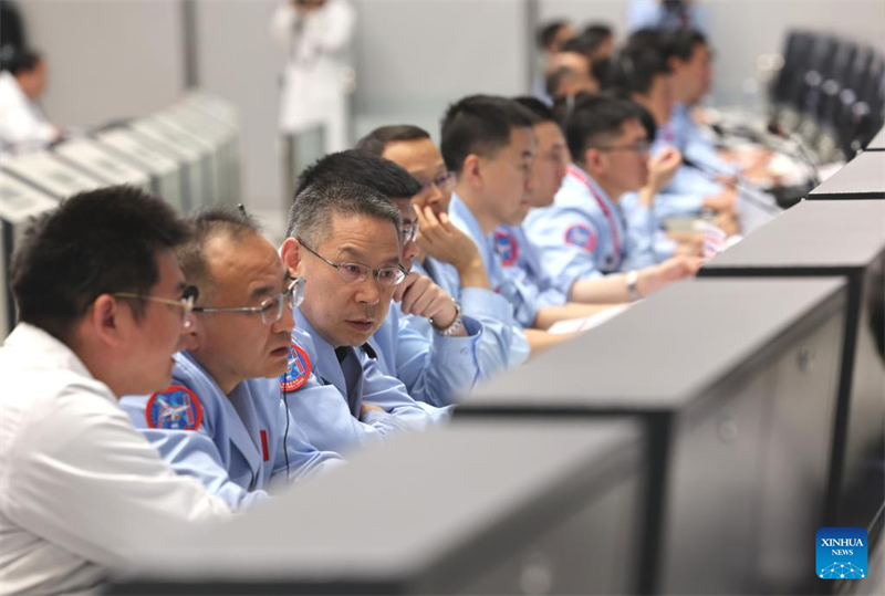 Chang'e-6 da China completa acoplamento na órbita lunar e amostras s?o transferidas a retornador