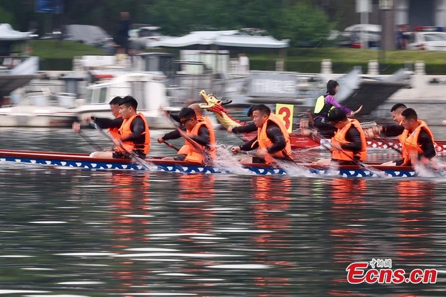 Beijing celebra Festival do Barco-Drag?o com corrida no lago Shichahai