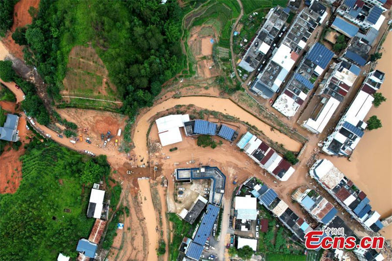 Condado no sudeste da China sofre destrui??o causada por forte chuva