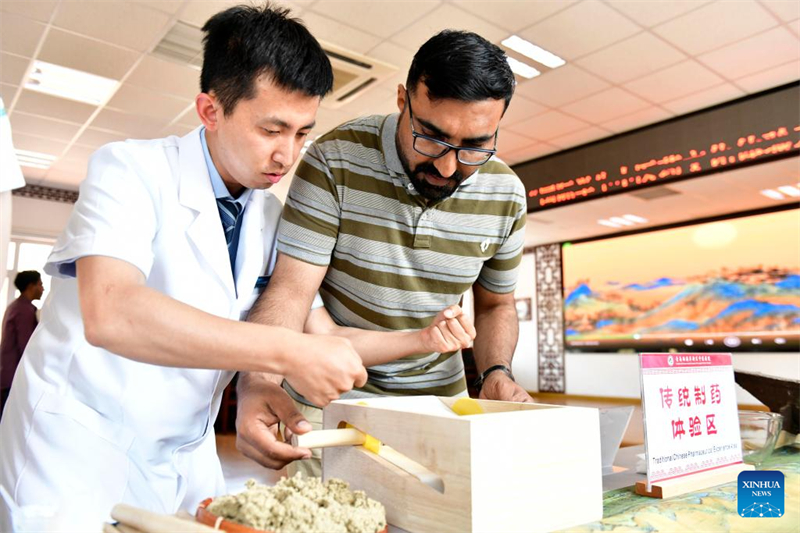Estudantes internacionais experienciam Medicina Tradicional Chinesa no leste da China
