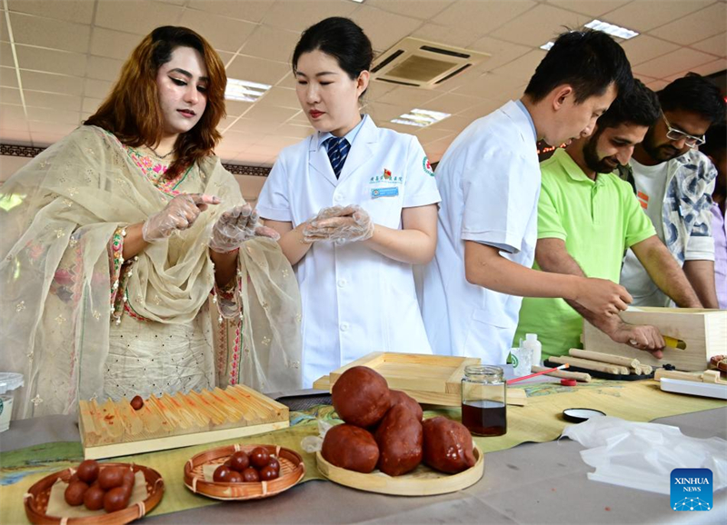 Estudantes internacionais experienciam Medicina Tradicional Chinesa no leste da China