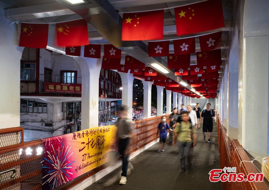 Ruas de Hong Kong decoradas para celebrar 27o aniversário do regresso de Hong Kong à Pátria