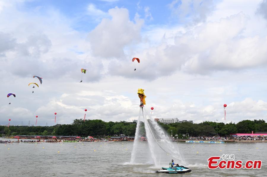 Dan?a do le?o na água comemora corrida do Barco do Drag?o