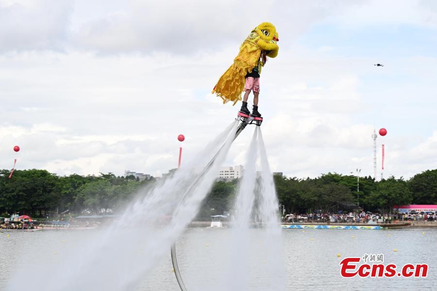 Dan?a do le?o na água comemora corrida do Barco do Drag?o