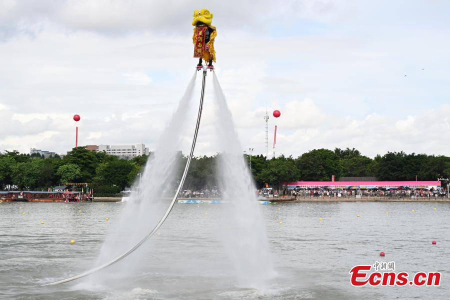 Dan?a do le?o na água comemora corrida do Barco do Drag?o