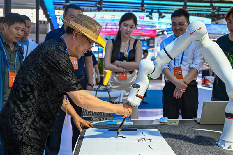 A 8a Expo China-Eurásia come?a em Xinjiang, noroeste da China