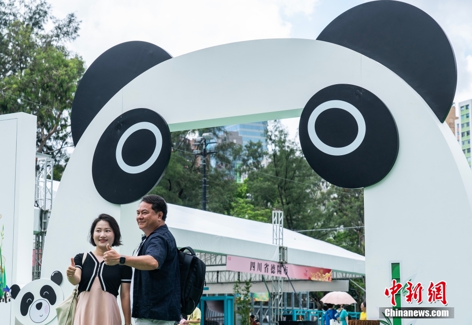 Hong Kong realiza cerim?nia de hasteamento da bandeira para celebrar o 27o aniversário do retorno à pátria