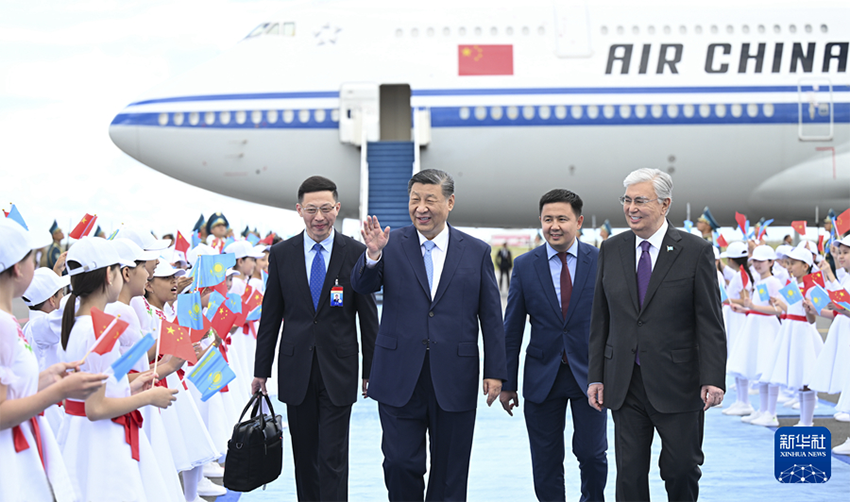 Xi Jinping chega ao Cazaquist?o para visita de Estado e cúpula da OCS com foco no impulso da coopera??o