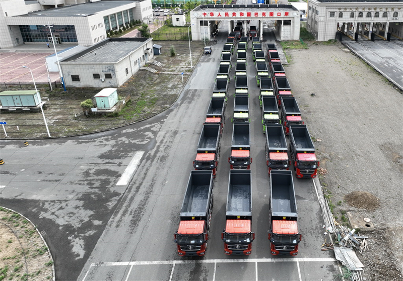 Tráfego de veículos de transporte na fronteira China-Cazaquist?o no porto de Baketu ultrapassa 30.000 viagens