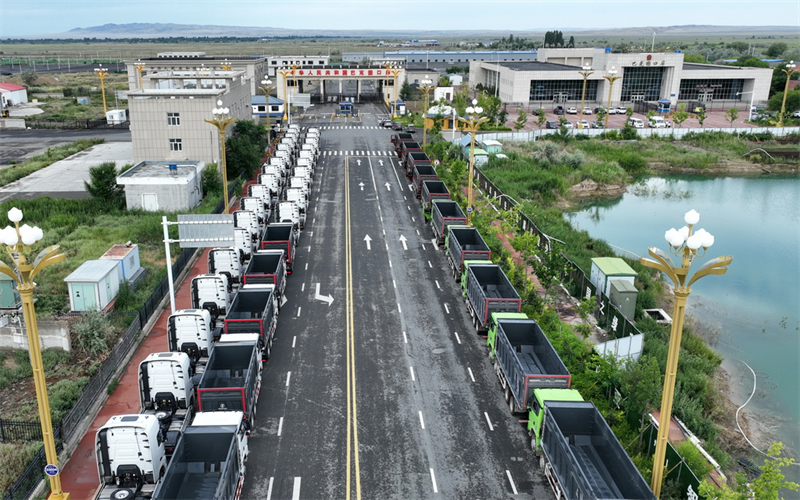 Tráfego de veículos de transporte na fronteira China-Cazaquist?o no porto de Baketu ultrapassa 30.000 viagens