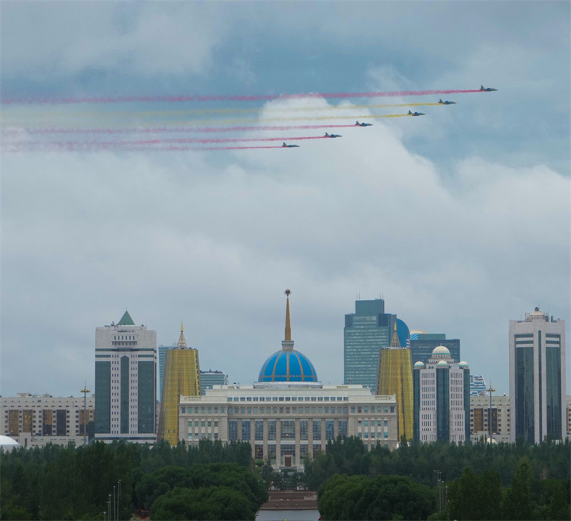 Cazaquist?o dá boas-vindas ao presidente chinês com rastros vermelhos e amarelos da fuma?a de jatos