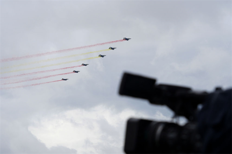Cazaquist?o dá boas-vindas ao presidente chinês com rastros vermelhos e amarelos da fuma?a de jatos