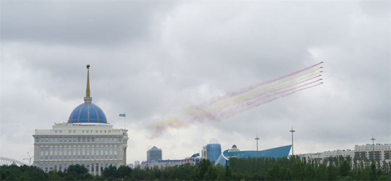 Cazaquist?o dá boas-vindas ao presidente chinês com rastros vermelhos e amarelos da fuma?a de jatos