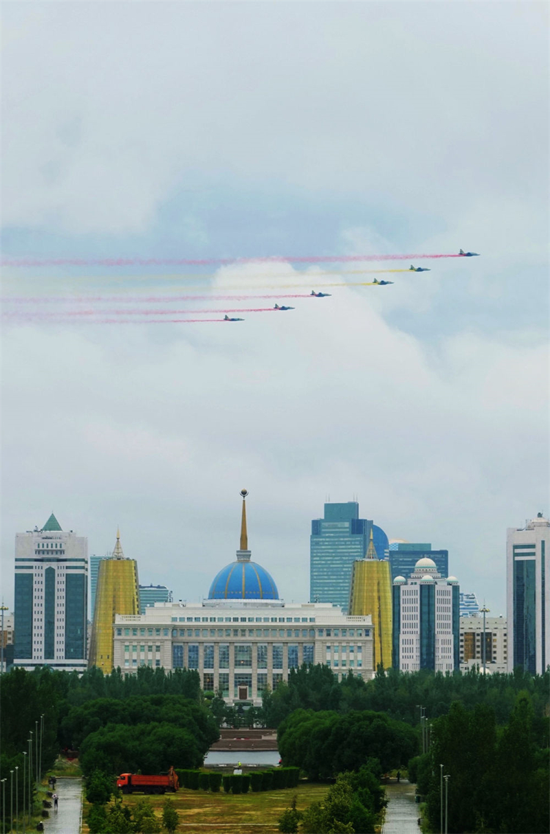 Cazaquist?o dá boas-vindas ao presidente chinês com rastros vermelhos e amarelos da fuma?a de jatos