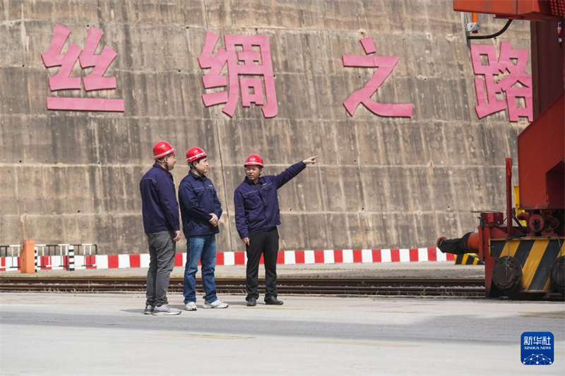 Base de coopera??o logística sino-cazaque aproxima Cazaquist?o do mar