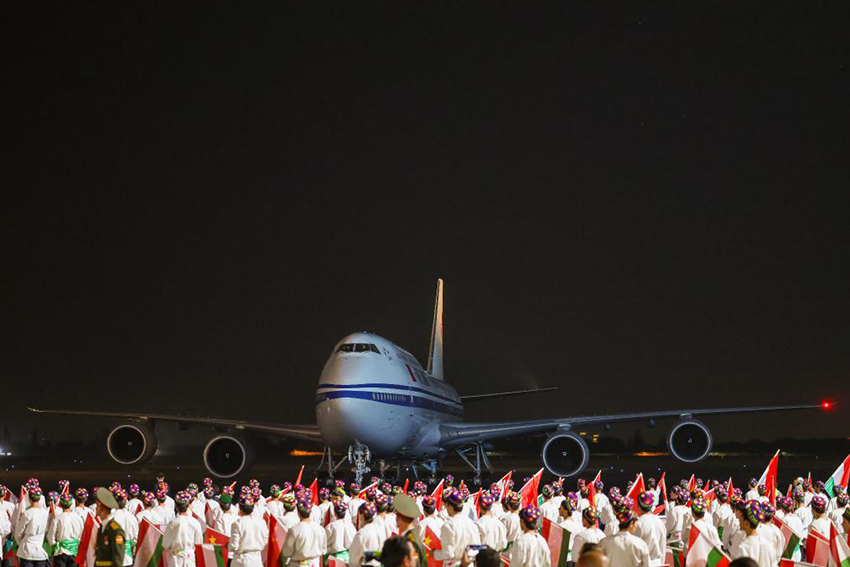 Xi Jinping chega ao Tadjiquist?o para visita de Estado