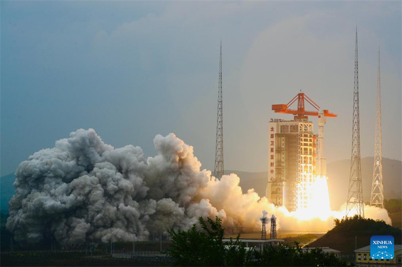 China lan?a com sucesso novo grupo de satélites