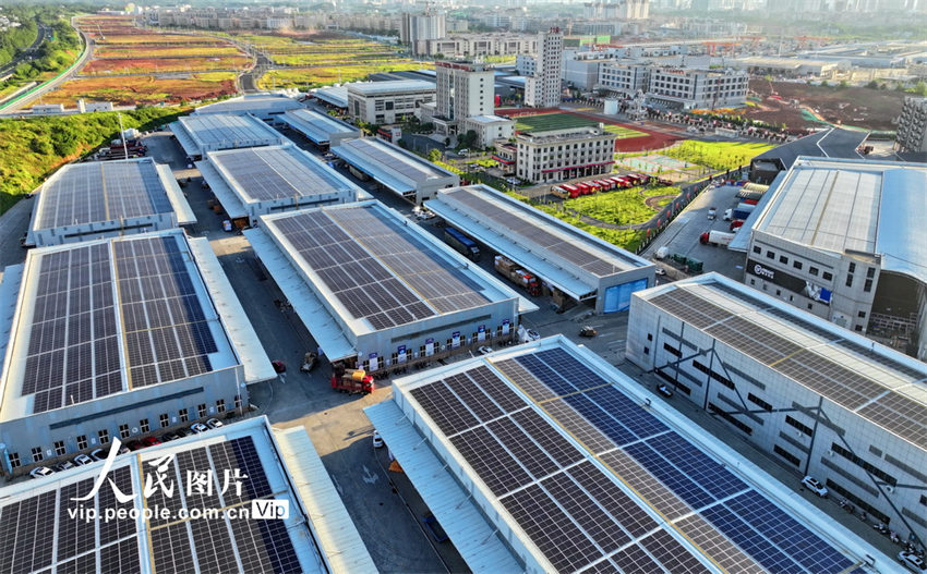 Telhado fotovoltaico ajuda empresas a economizar energia em Jiangxi, leste da China