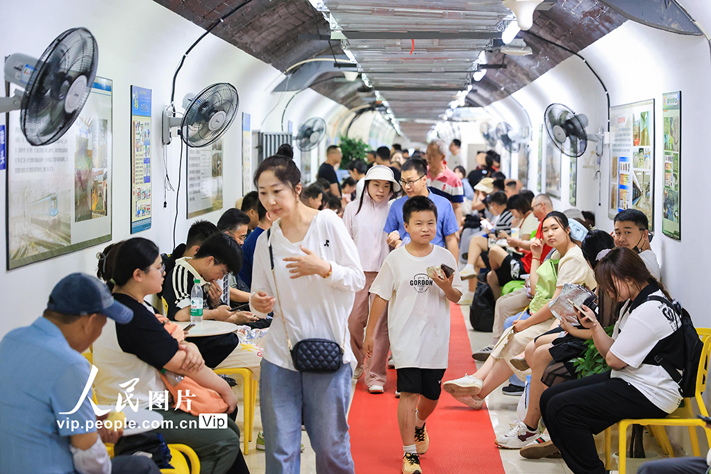 Nanjing libera abrigos de defesa aérea civil para popula??o se proteger do calor