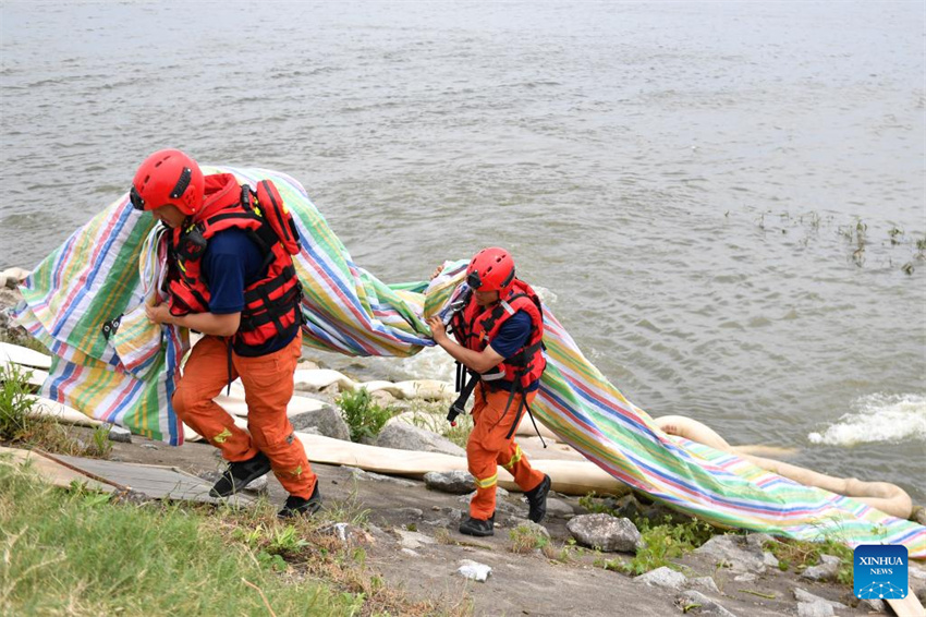 Equipe de resgate drena água de inunda??o no dique do Lago Dongting em Hunan