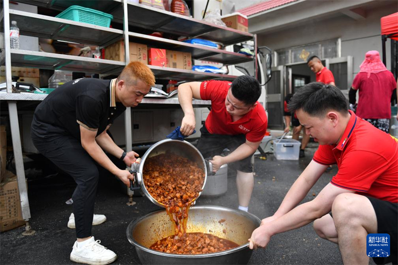 Cantina temporária fornece refei??es gratuitas para equipes de resgate no lago Dongting