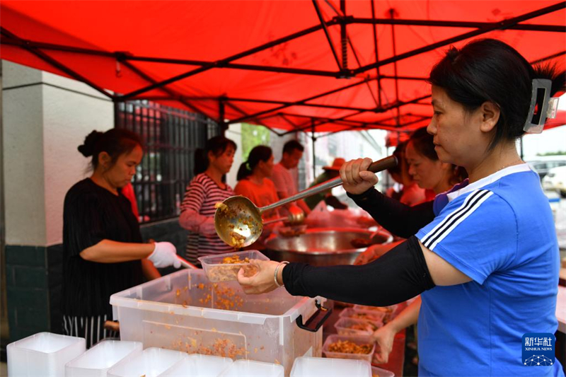 Cantina temporária fornece refei??es gratuitas para equipes de resgate no lago Dongting