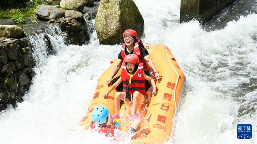 China: vários lugares entram na alta temporada de turismo durante férias de ver?o