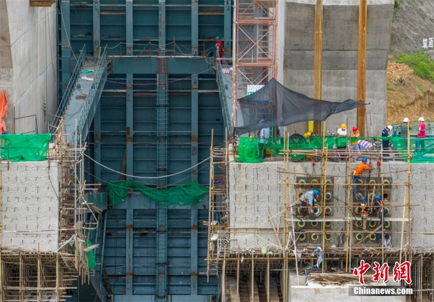 Hainan: Barragem principal do projeto Maiwan de conserva??o de água no rio Nandujiang é concluída