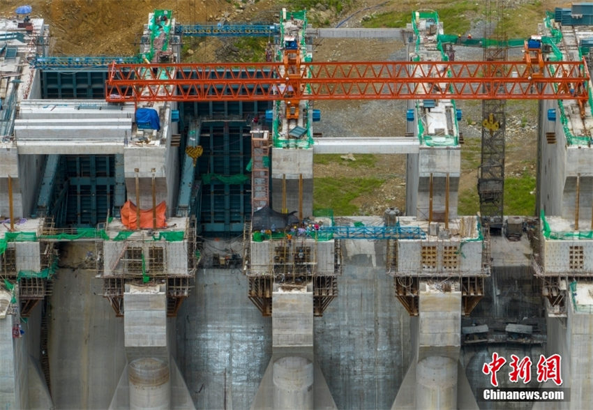 Hainan: Barragem principal do projeto Maiwan de conserva??o de água no rio Nandujiang é concluída