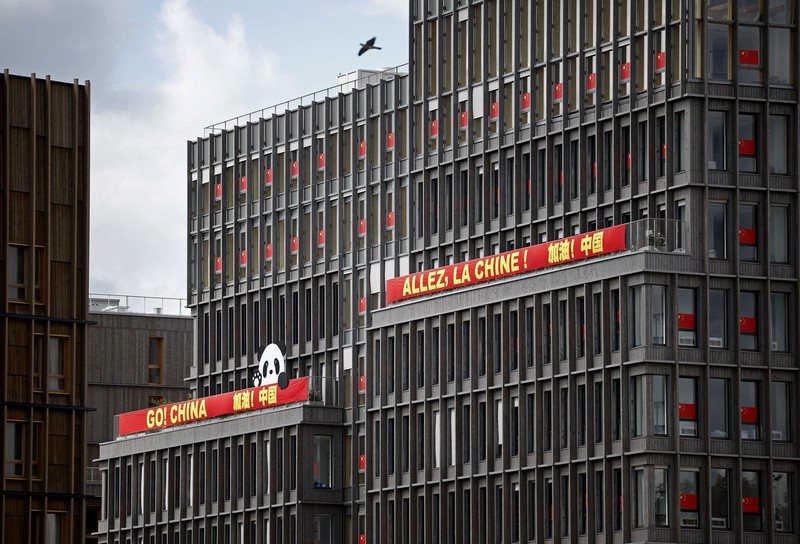 Paris 2024: bandeiras e faixas de apoio para atletas chineses s?o exibidas na Vila Olímpica