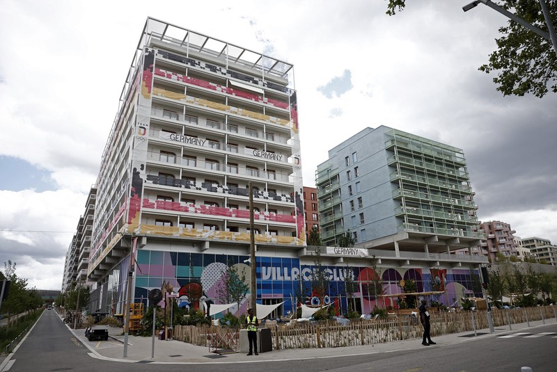 Paris 2024: bandeiras e faixas de apoio para atletas chineses s?o exibidas na Vila Olímpica