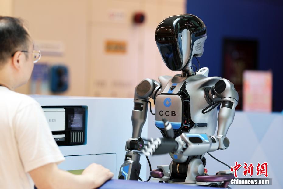 Rob?s humanoides inteligentes iniciam treinamento em agência bancária em Shanghai