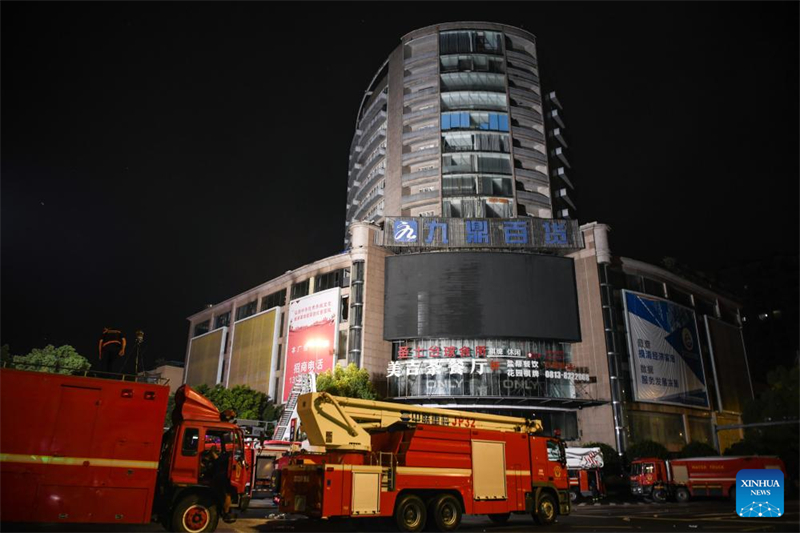 Opera??o de resgate está concluída no local de incêndio em loja de departamentos no sudoeste da China