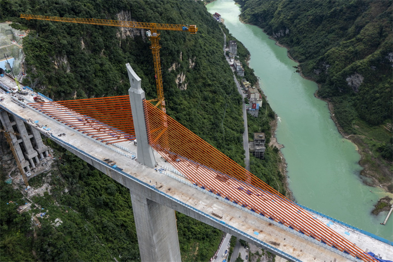 Iniciada constru??o da superfície da ponte Mozhai sobre rio Wujang, no sudoeste da China