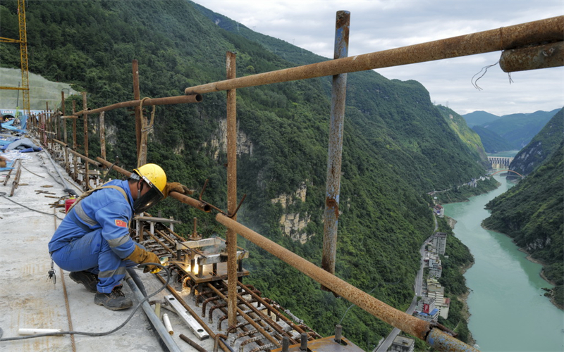 Iniciada constru??o da superfície da ponte Mozhai sobre rio Wujang, no sudoeste da China