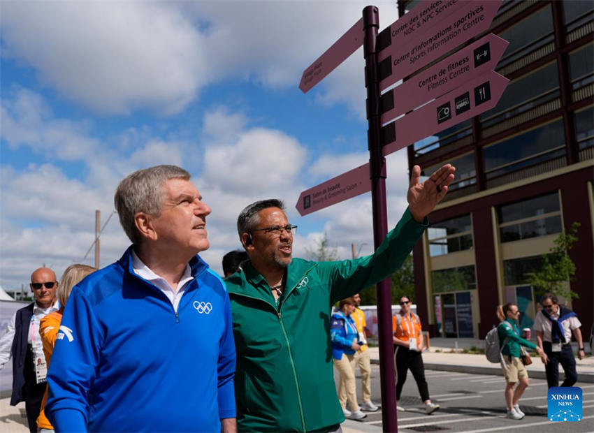 Chefe do COI Bach visita Vila Olímpica antes das Olimpíadas de Paris