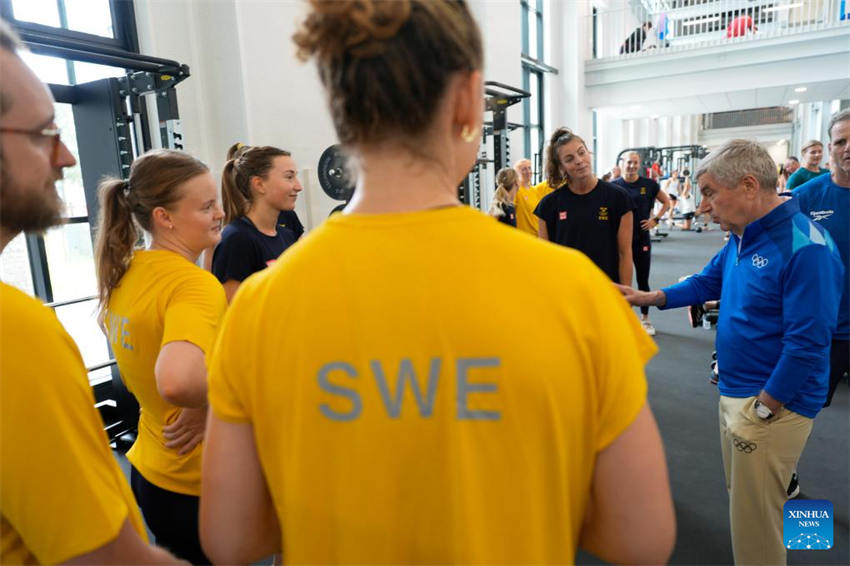 Chefe do COI Bach visita Vila Olímpica antes das Olimpíadas de Paris