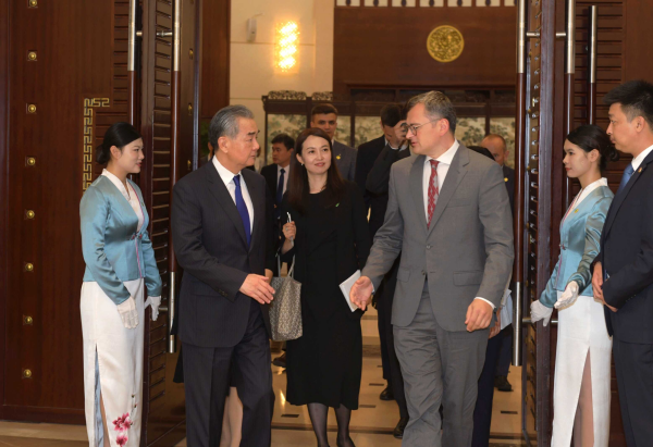 Chanceler chinês pede desenvolvimento saudável e estável dos la?os China-Ucrania