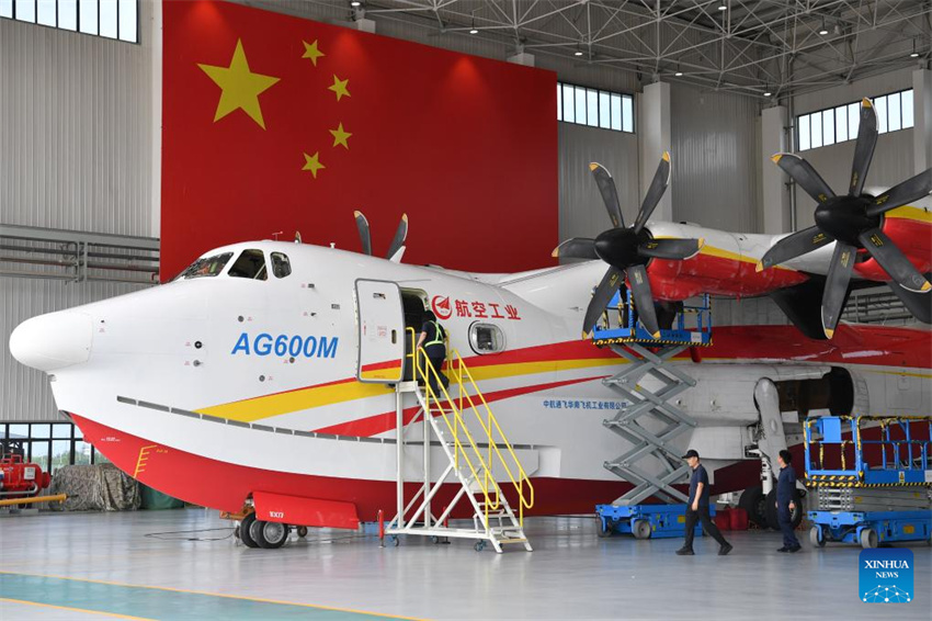 Aeronave anfíbia AG600 da China inicia testes de voo de certifica??o