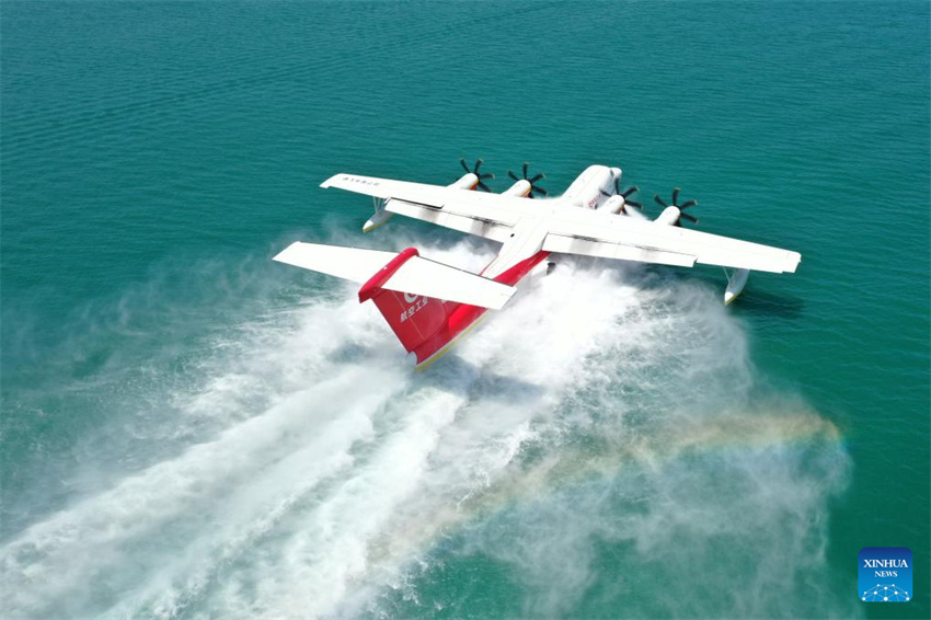 Aeronave anfíbia AG600 da China inicia testes de voo de certifica??o