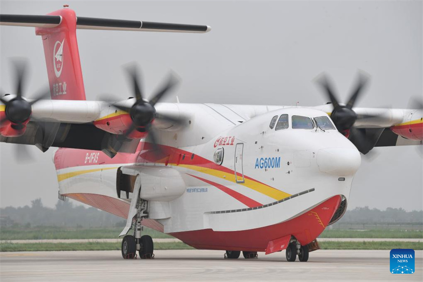 Aeronave anfíbia AG600 da China inicia testes de voo de certifica??o