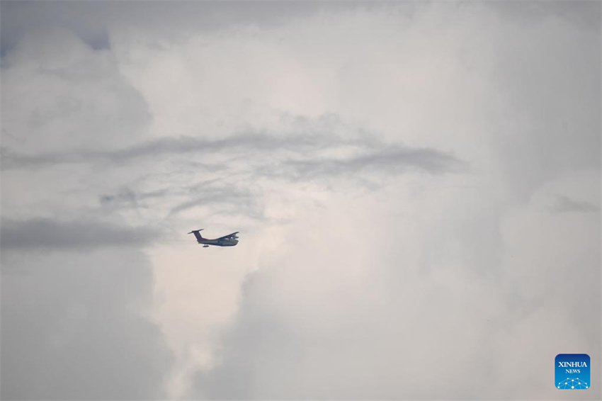 Aeronave anfíbia AG600 da China inicia testes de voo de certifica??o