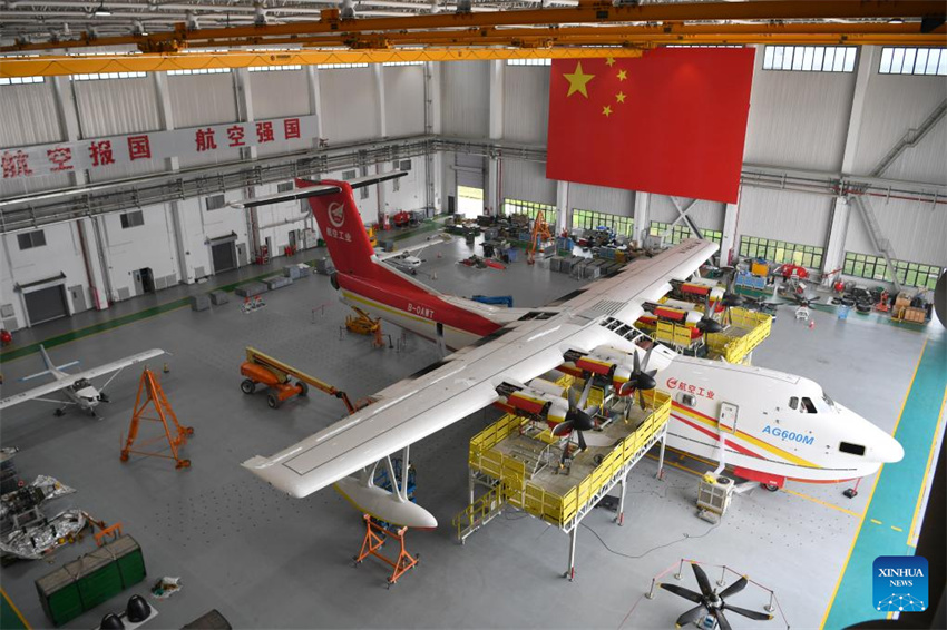 Aeronave anfíbia AG600 da China inicia testes de voo de certifica??o