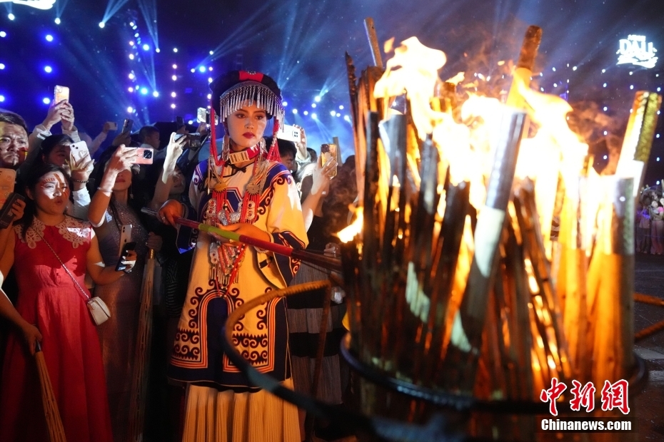 Yunnan: turistas juntam-se às celebra??es do Festival da Tocha em Kunming